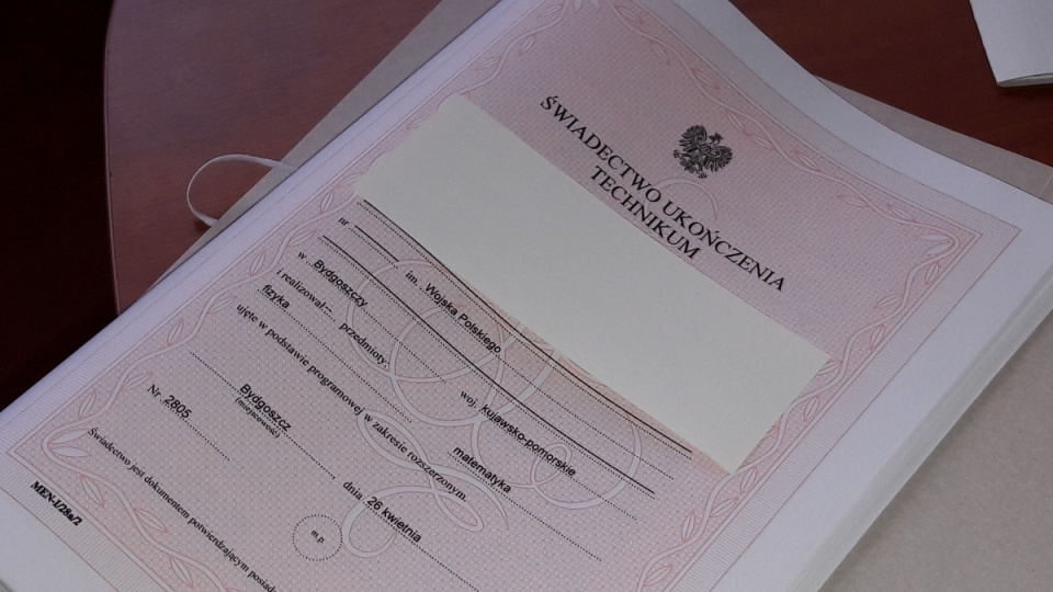 Oferujemy Dyplomy uczelni wyższych (licencjat inżynier magister doktor) Matura w nowej i starej formule Świadectwo liceum i technikum